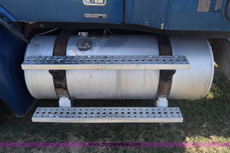 image for item J7219 2006 Freightliner Columbia semi truck