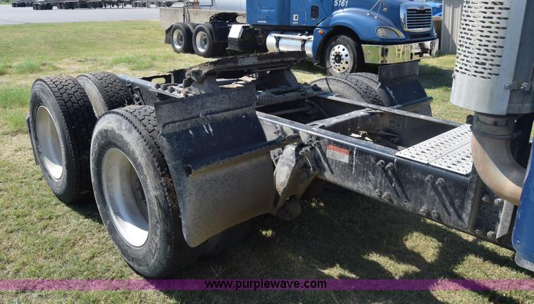 image for item J7219 2006 Freightliner Columbia semi truck