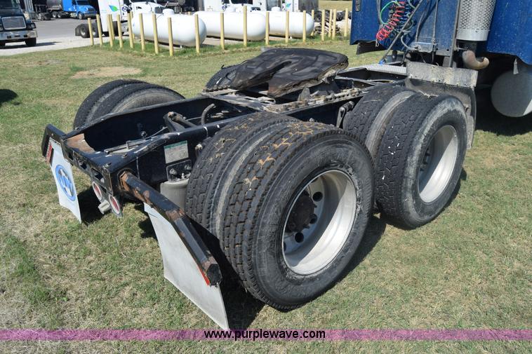 image for item J7219 2006 Freightliner Columbia semi truck