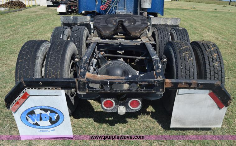 image for item J7219 2006 Freightliner Columbia semi truck