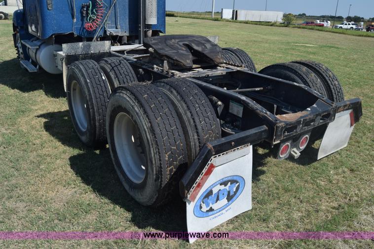 image for item J7219 2006 Freightliner Columbia semi truck