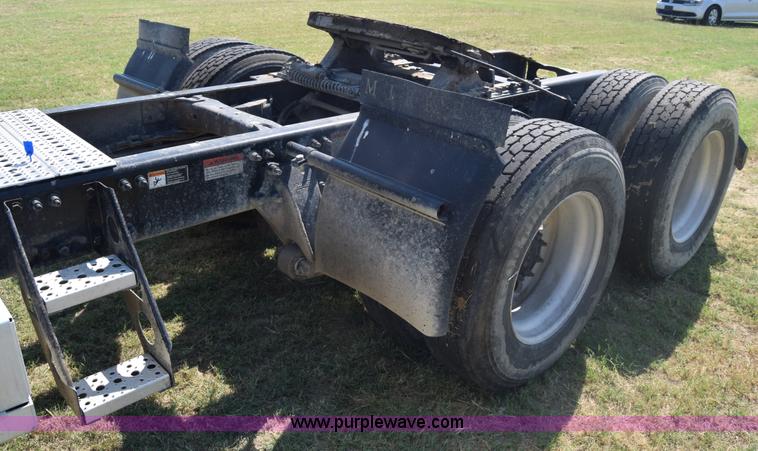 image for item J7219 2006 Freightliner Columbia semi truck