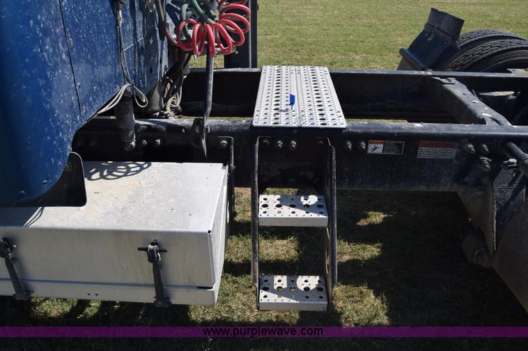 image for item J7219 2006 Freightliner Columbia semi truck