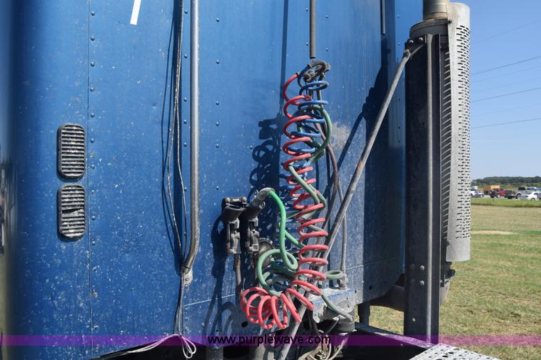 image for item J7219 2006 Freightliner Columbia semi truck