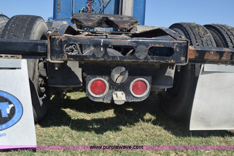 image for item J7219 2006 Freightliner Columbia semi truck