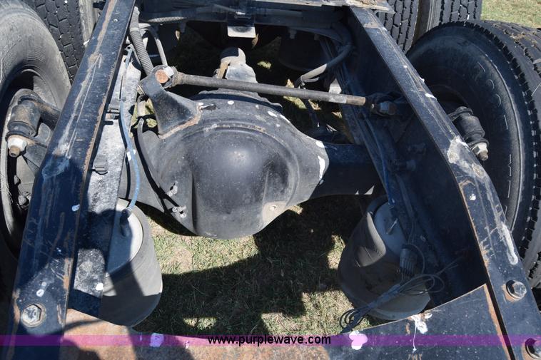 image for item J7219 2006 Freightliner Columbia semi truck