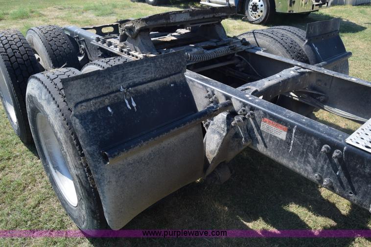 image for item J7219 2006 Freightliner Columbia semi truck