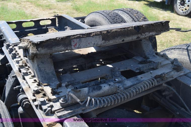 image for item J7219 2006 Freightliner Columbia semi truck