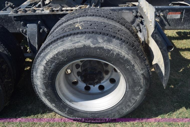 image for item J7219 2006 Freightliner Columbia semi truck