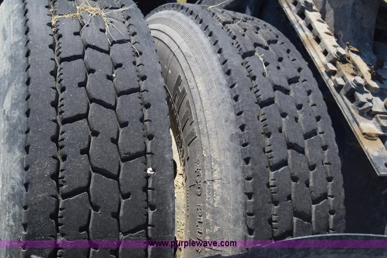 image for item J7219 2006 Freightliner Columbia semi truck