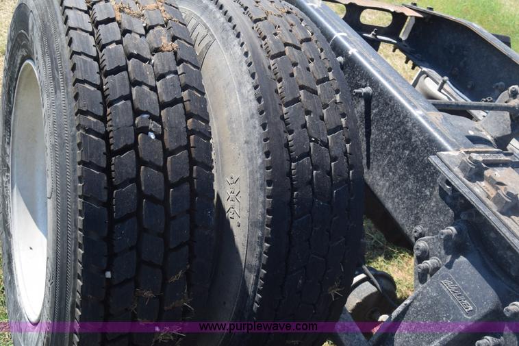 image for item J7219 2006 Freightliner Columbia semi truck