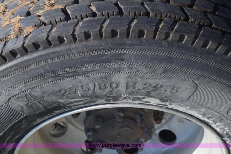 image for item J7219 2006 Freightliner Columbia semi truck