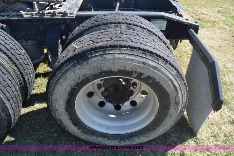 image for item J7219 2006 Freightliner Columbia semi truck