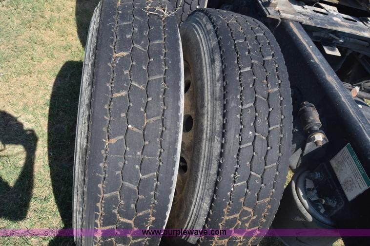 image for item J7219 2006 Freightliner Columbia semi truck