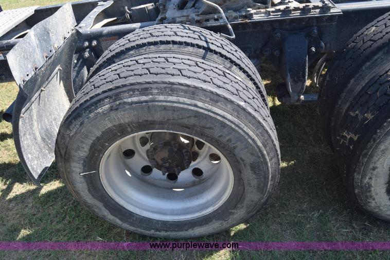 image for item J7219 2006 Freightliner Columbia semi truck