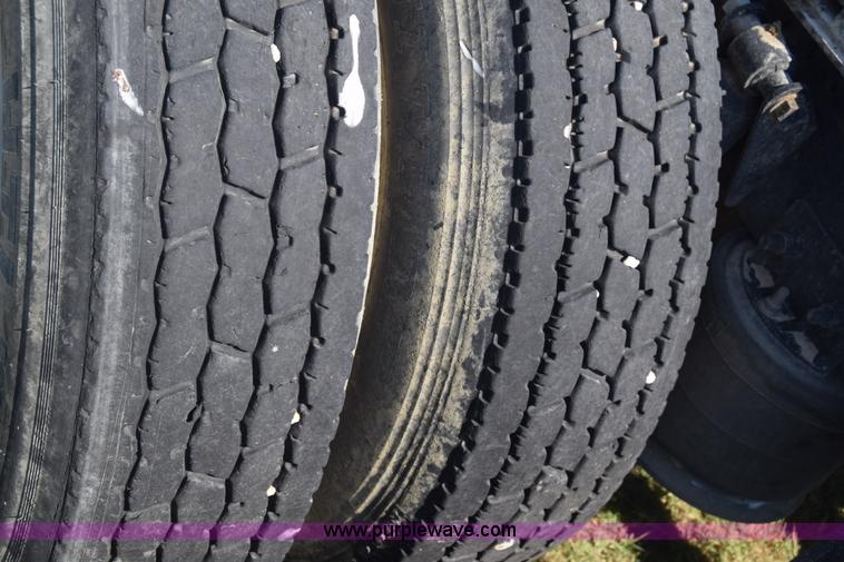 image for item J7219 2006 Freightliner Columbia semi truck