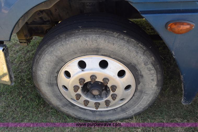 image for item J7219 2006 Freightliner Columbia semi truck