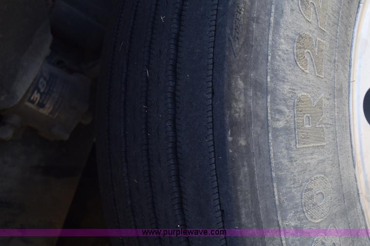 image for item J7219 2006 Freightliner Columbia semi truck