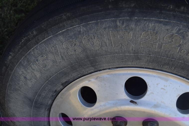 image for item J7219 2006 Freightliner Columbia semi truck