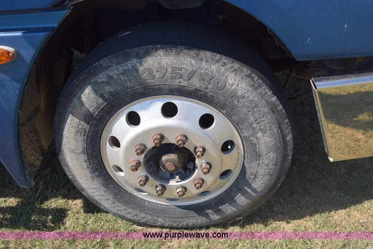 image for item J7219 2006 Freightliner Columbia semi truck