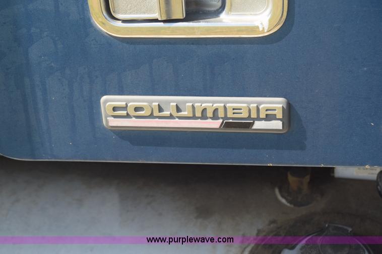 image for item J7219 2006 Freightliner Columbia semi truck