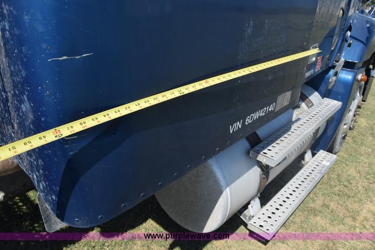 image for item J7219 2006 Freightliner Columbia semi truck