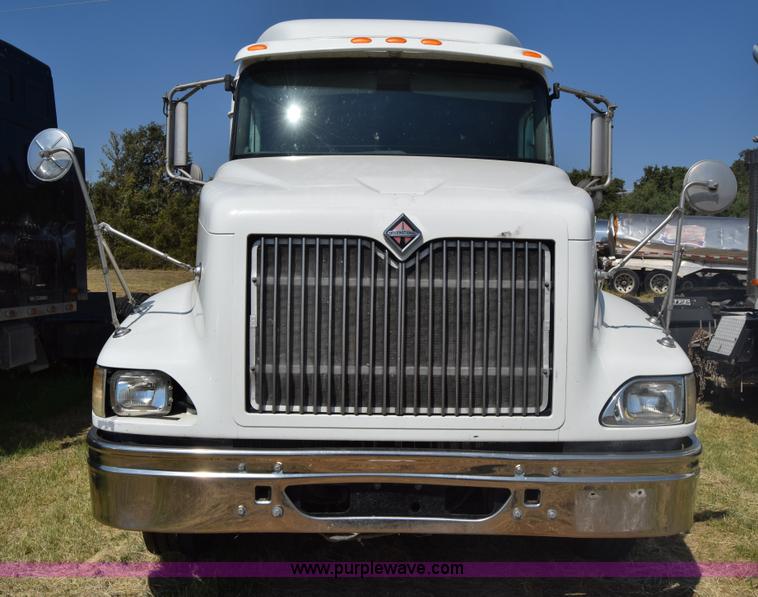 image for item J7220 2006 International 9400i semi truck