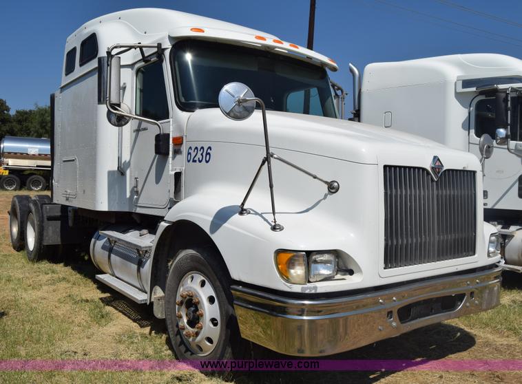 image for item J7220 2006 International 9400i semi truck