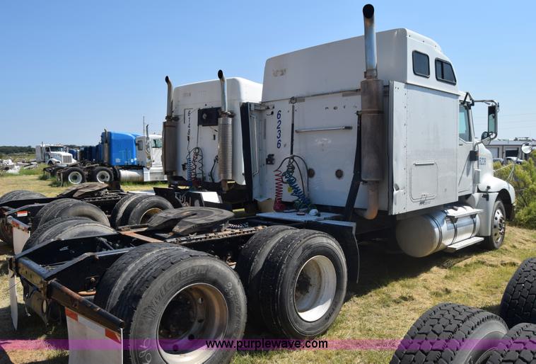 image for item J7220 2006 International 9400i semi truck
