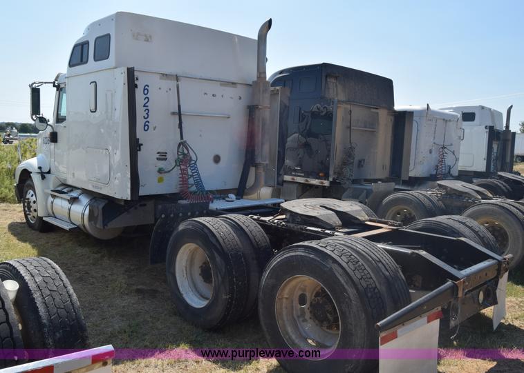 image for item J7220 2006 International 9400i semi truck