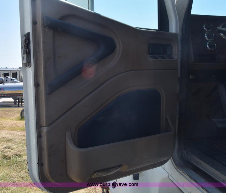 image for item J7220 2006 International 9400i semi truck