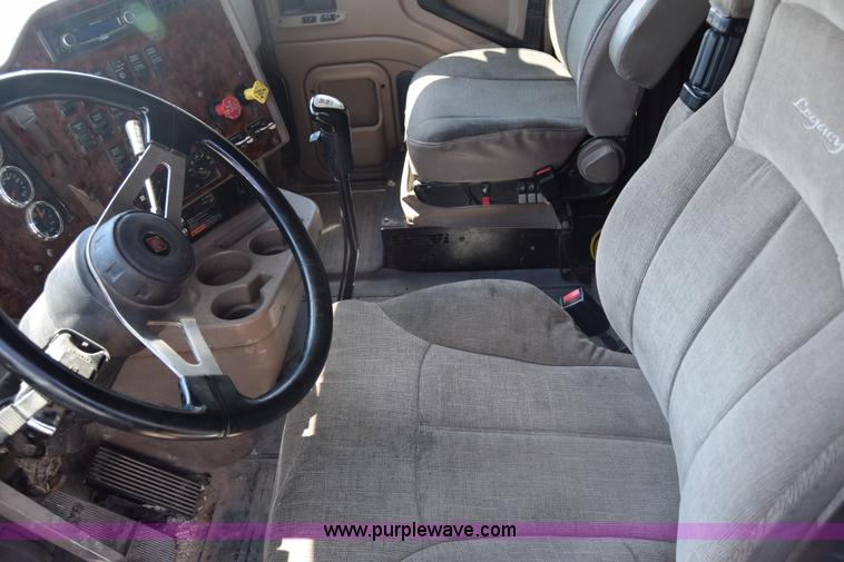 image for item J7220 2006 International 9400i semi truck