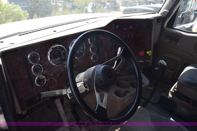 image for item J7220 2006 International 9400i semi truck