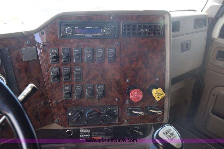 image for item J7220 2006 International 9400i semi truck