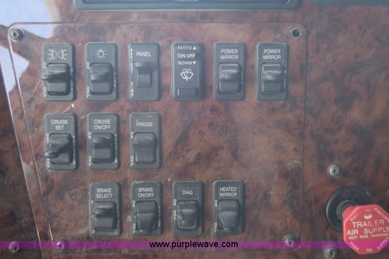 image for item J7220 2006 International 9400i semi truck