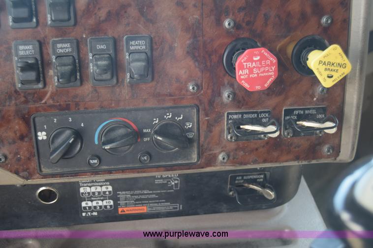 image for item J7220 2006 International 9400i semi truck