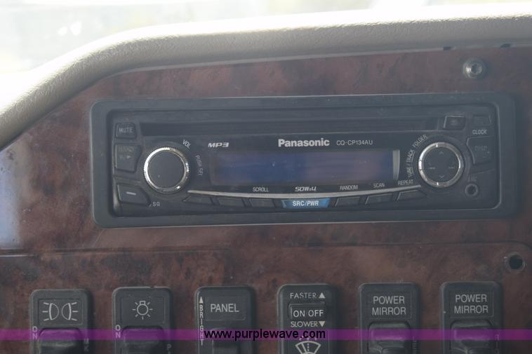 image for item J7220 2006 International 9400i semi truck