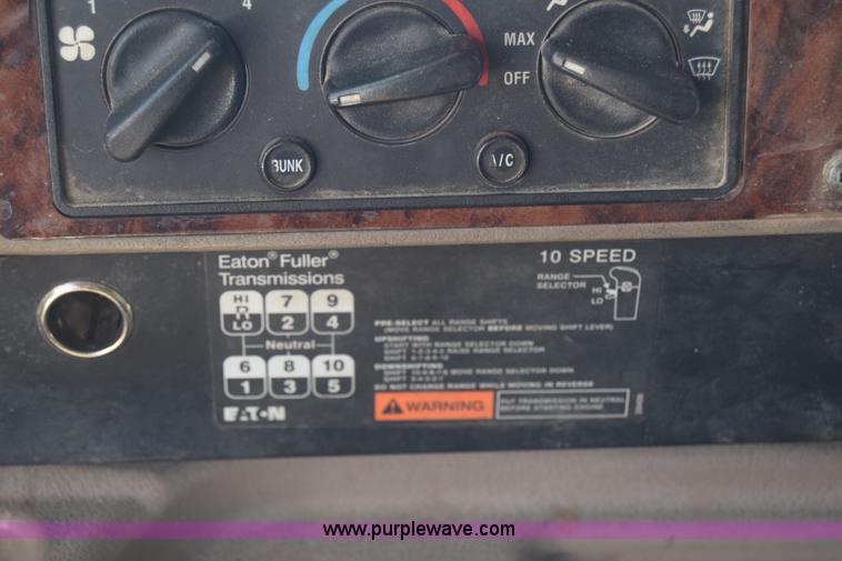 image for item J7220 2006 International 9400i semi truck