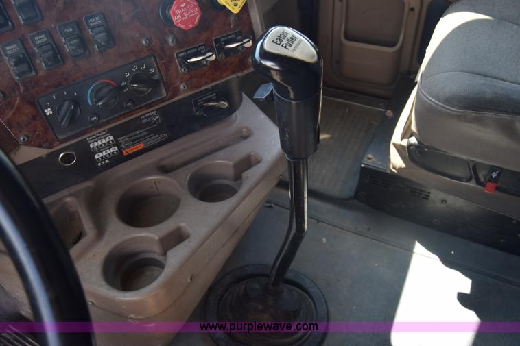 image for item J7220 2006 International 9400i semi truck