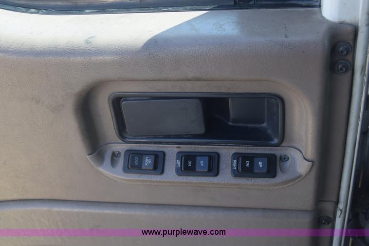 image for item J7220 2006 International 9400i semi truck