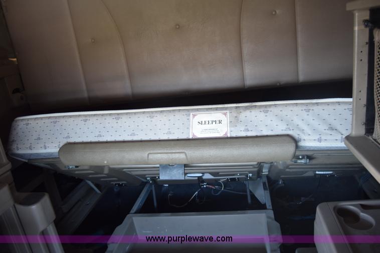 image for item J7220 2006 International 9400i semi truck