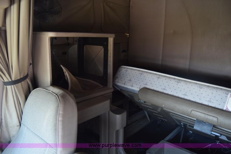 image for item J7220 2006 International 9400i semi truck