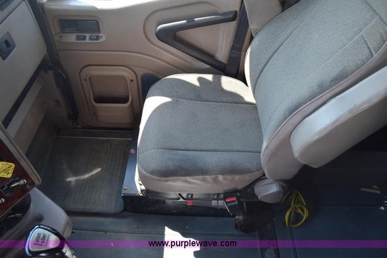 image for item J7220 2006 International 9400i semi truck