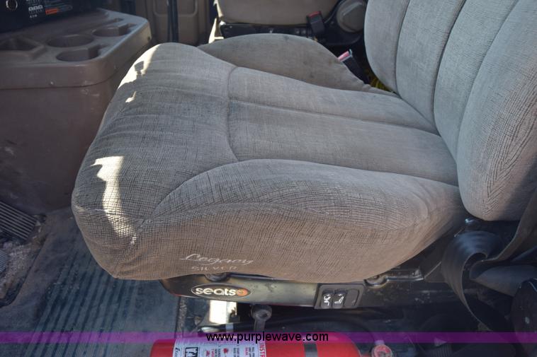 image for item J7220 2006 International 9400i semi truck