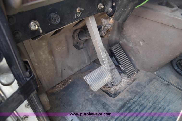 image for item J7220 2006 International 9400i semi truck