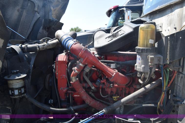 image for item J7220 2006 International 9400i semi truck