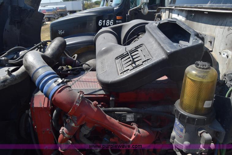 image for item J7220 2006 International 9400i semi truck