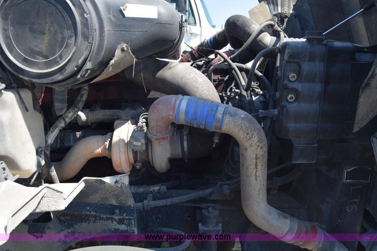 image for item J7220 2006 International 9400i semi truck