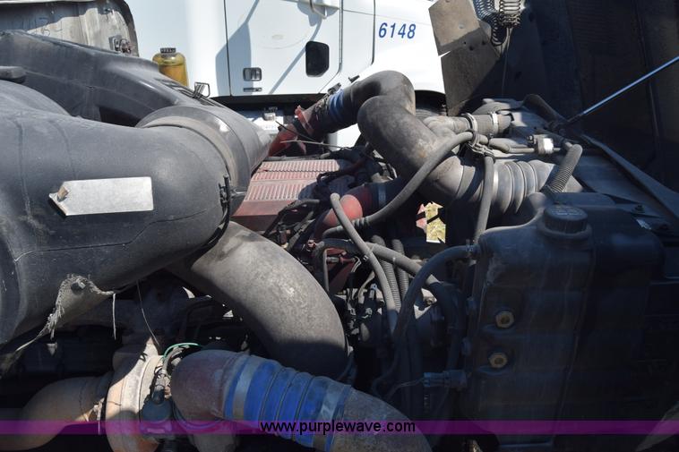 image for item J7220 2006 International 9400i semi truck