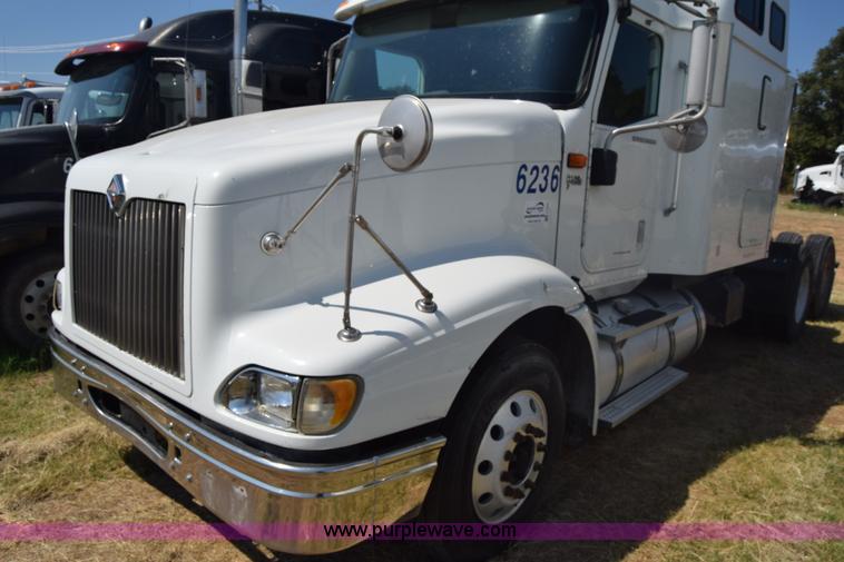 image for item J7220 2006 International 9400i semi truck